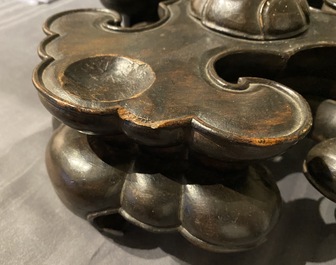 Un grand br&ucirc;le-parfum couvert en bronze sur socle en bois sculpt&eacute;, Chine, Ming